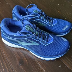 Like New Brooks Ghost 12 Women's tennis shoes blue size 9.5